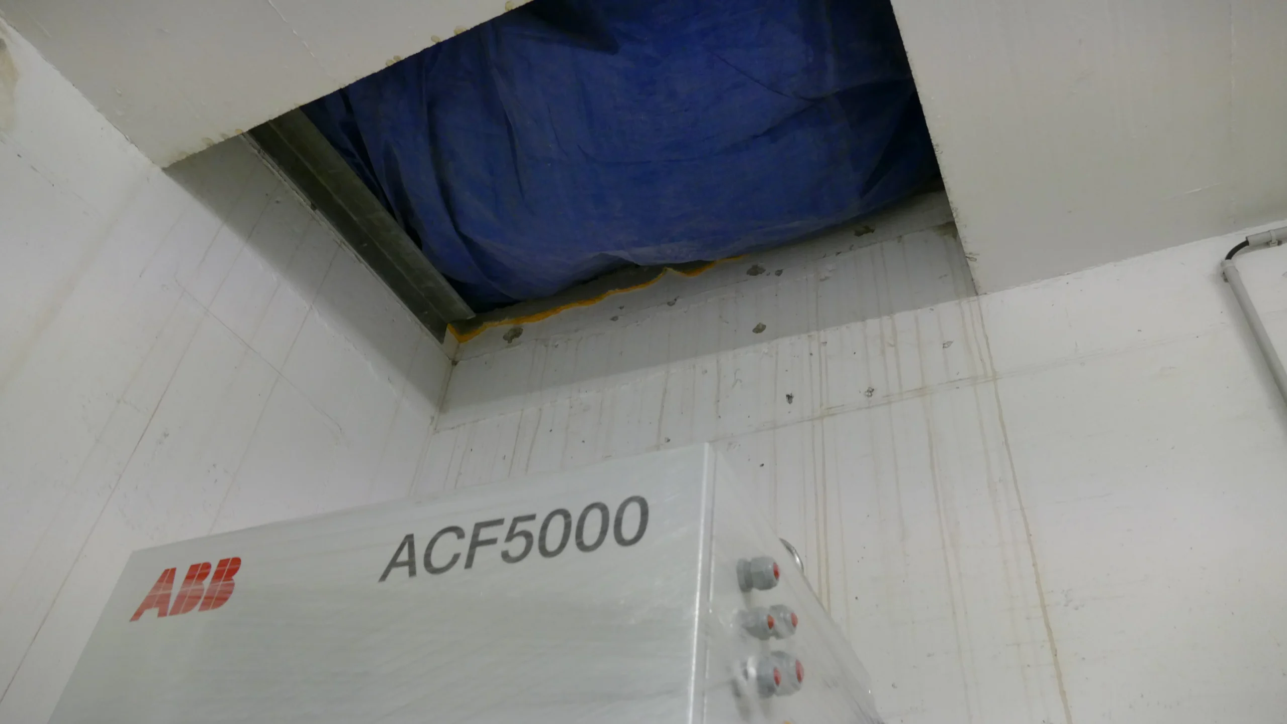 Entrés via cette trappe